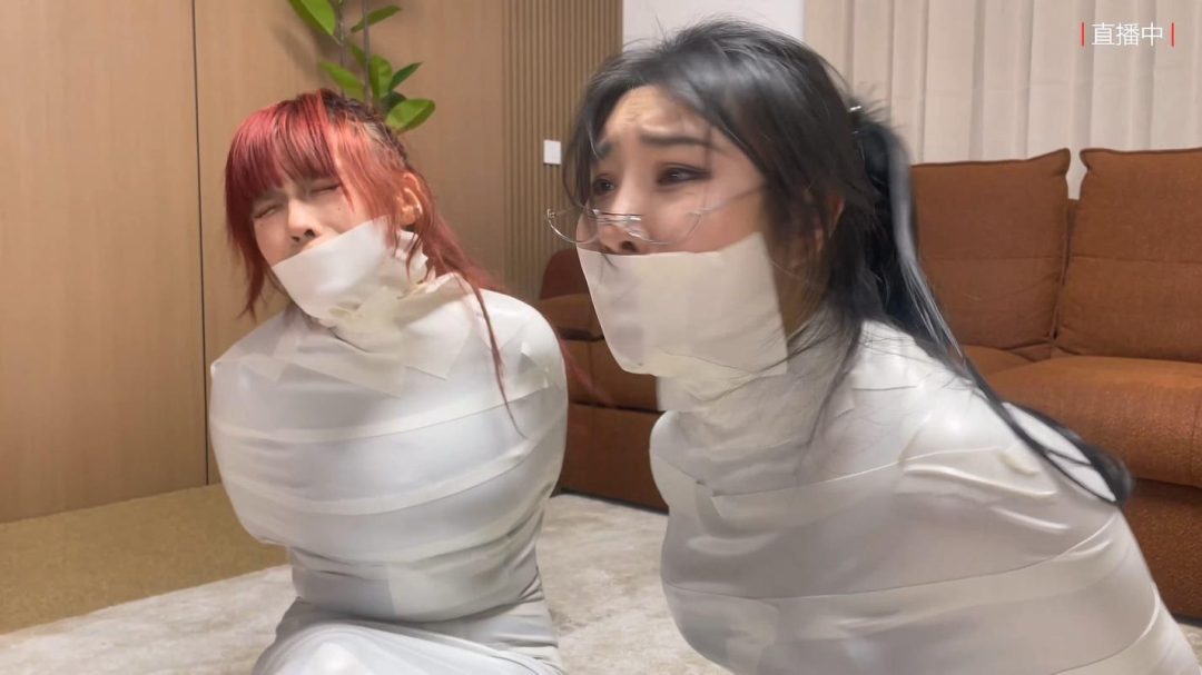 king云雀定拍超人气系列《女奴直播间——丰满木乃伊女奴02》超清画质 吴晗 曼妮 超丰满性感身材 吴晗弄丢女奴 结果自己也被包裹成木乃伊 2个木乃伊蠕动挣扎 打斗 究竟谁会被卖走？全程都有剧情-9