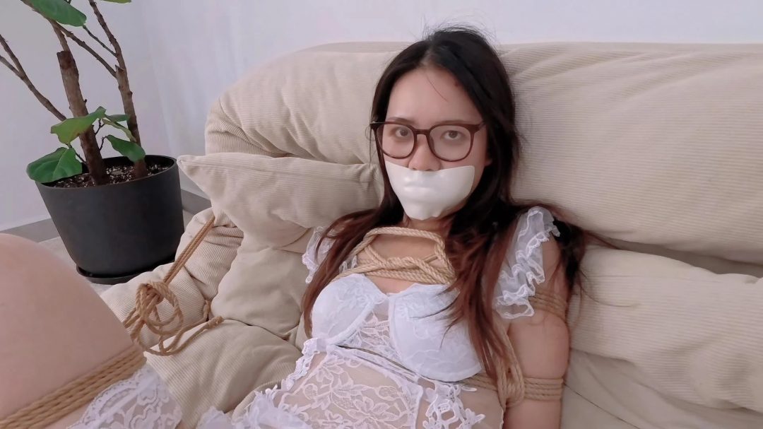 小美女约绳师把自己绑成男朋友喜欢的样子作为圣诞礼物（情趣婚纱/纱布胶贴堵嘴/乳铃/TD/M腿放置）-13