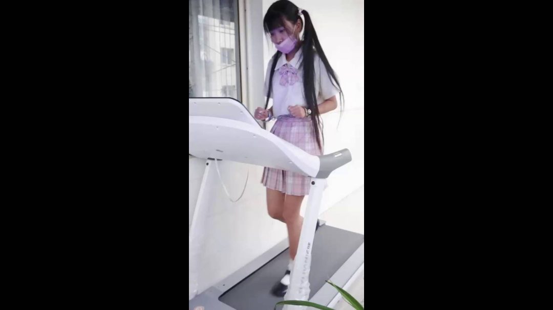 定拍虐足跑步机，捆绑单腿吊，脚踩绿豆折磨-4