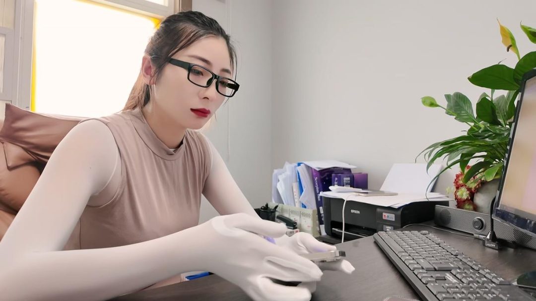 king定拍《高傲女董事 被强制调教01》饱和式剧情 性感成熟的眼镜御姐 战斗力超强的她被超密集捆绑囚禁 肆意玩弄口腔 口水流满全身 全身连体白丝性感无比~-1