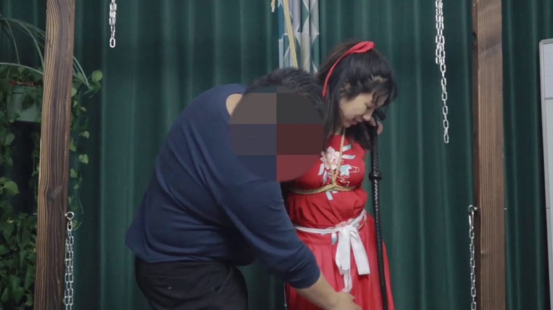 花嫁 被调教的新娘（上集） 汉服新娘戴着镣铐给主人洗脚 骑三角木马单腿吊酷刑 五花大绑藤条鞭打-4