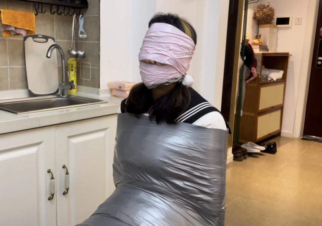 【小雨】【招模特】新模小雨，刚成年的女生，很喜欢捆绑与束缚，挣扎也很到位，那就老套路，胶带先来一波~-9