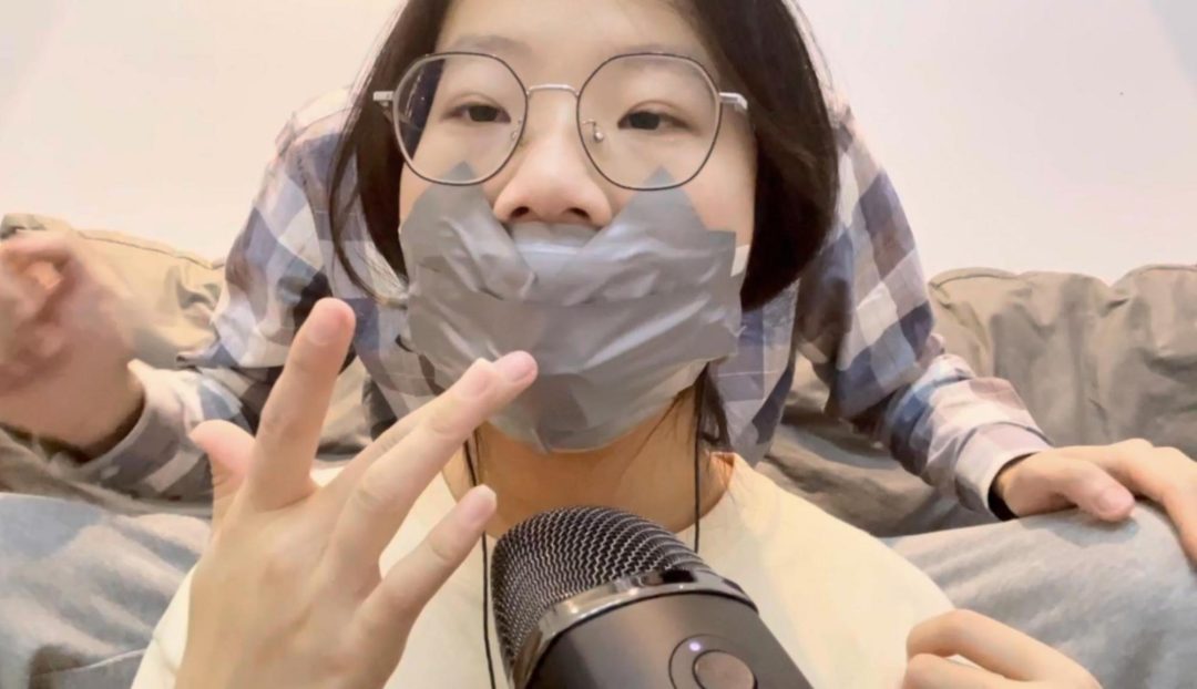 【小RASMR】口球堵嘴后，7层胶带，层层严密地封嘴，小R却认真地玩儿了起来-3