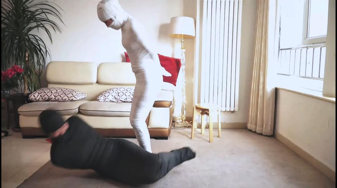 king定拍《黑白木乃伊姐妹 下》 双御姐 全包成木乃伊 包裹成只能蠕动的黑白色人茧-5