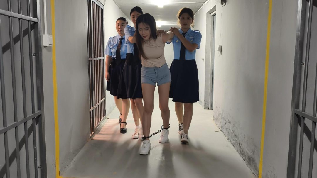 【鑫鑫工作室】新模特依一交易被卧底帽子抓捕，回来后拒不交代，于是给她带上了最重的30斤脚镣关进牢房，再次提审的时候终于承认了自己的罪行-1