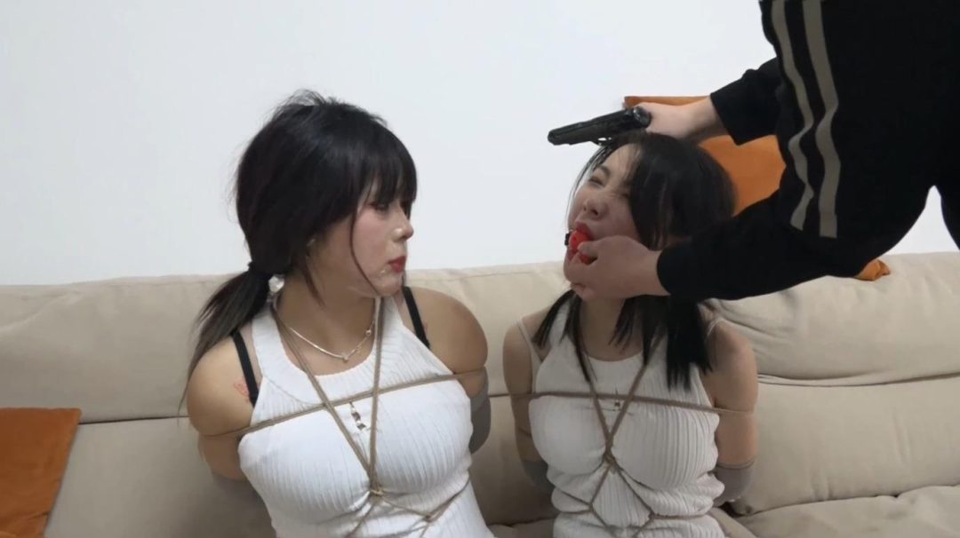 king定拍《双灰丝女奴的诡异挑战01》2位灰丝美女醒来发现被囚禁在密室中 被神秘面具男逼着玩诡异游戏 趣味性十足不要错过！-13