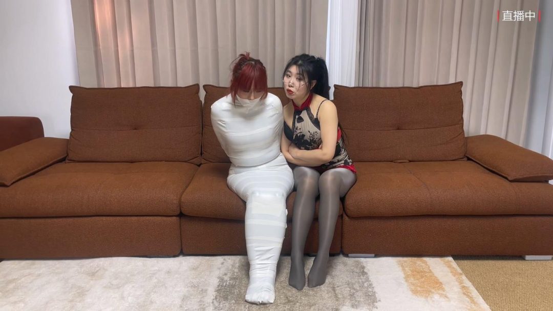 king云雀定拍超人气系列《女奴直播间——丰满木乃伊女奴02》超清画质 吴晗 曼妮 超丰满性感身材 吴晗弄丢女奴 结果自己也被包裹成木乃伊 2个木乃伊蠕动挣扎 打斗 究竟谁会被卖走？全程都有剧情-1