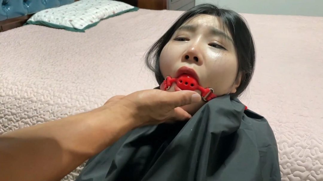 king定拍《女仆的调教日记01》黑长直眼镜妹 被强制调教成女仆 被捆绑肆意玩弄羞辱测试 性感白丝 紧身女仆装 勒肉的绝对领域~强制调教训练不要错过！-1