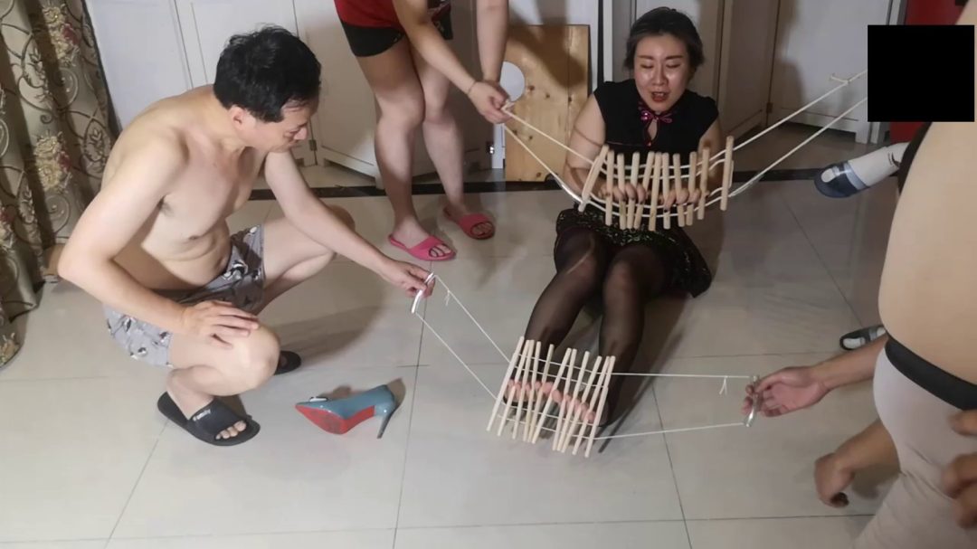 剧情林慧儿之殇 民国初年富家千斤林慧儿惨遭大盗柳世林欺凌 木枷夹指甩发戏曲审讯-5