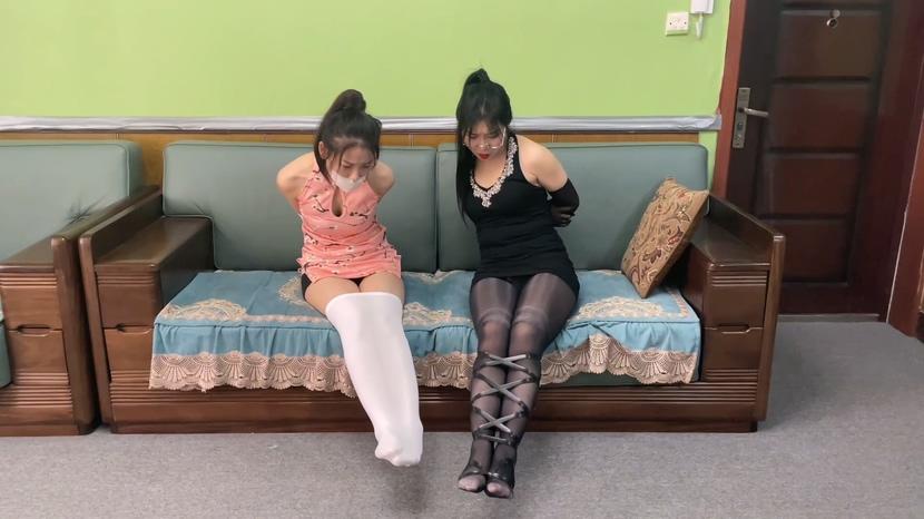 king定拍《自动拘束服装 下》美丽模特们被品牌的服装包裹 2个美女人棍想方设法在房间里逃跑挣脱 结果越挣扎捆绑越密集 却被抓来强制做服装展示-1