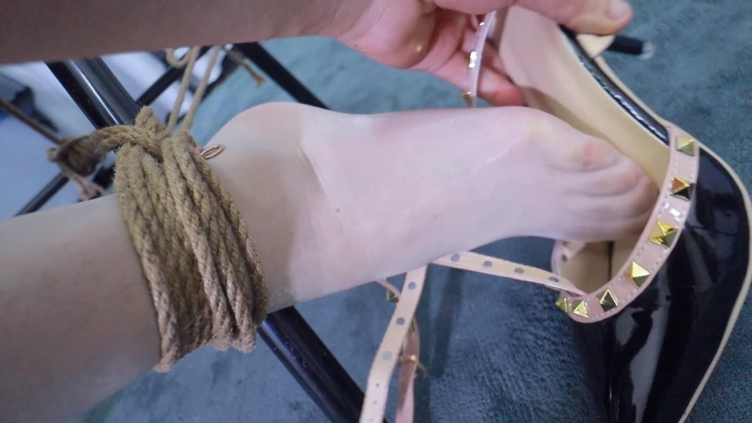 《被捕获的女职员》身体被缚不停反抗，被迫戴上项圈-6