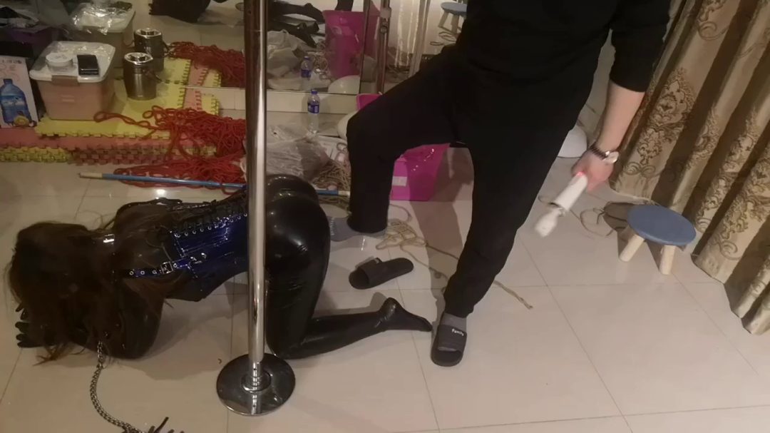 LATEX紧身束衣 过膝长靴 被圈养的胶衣宠物女孩-8