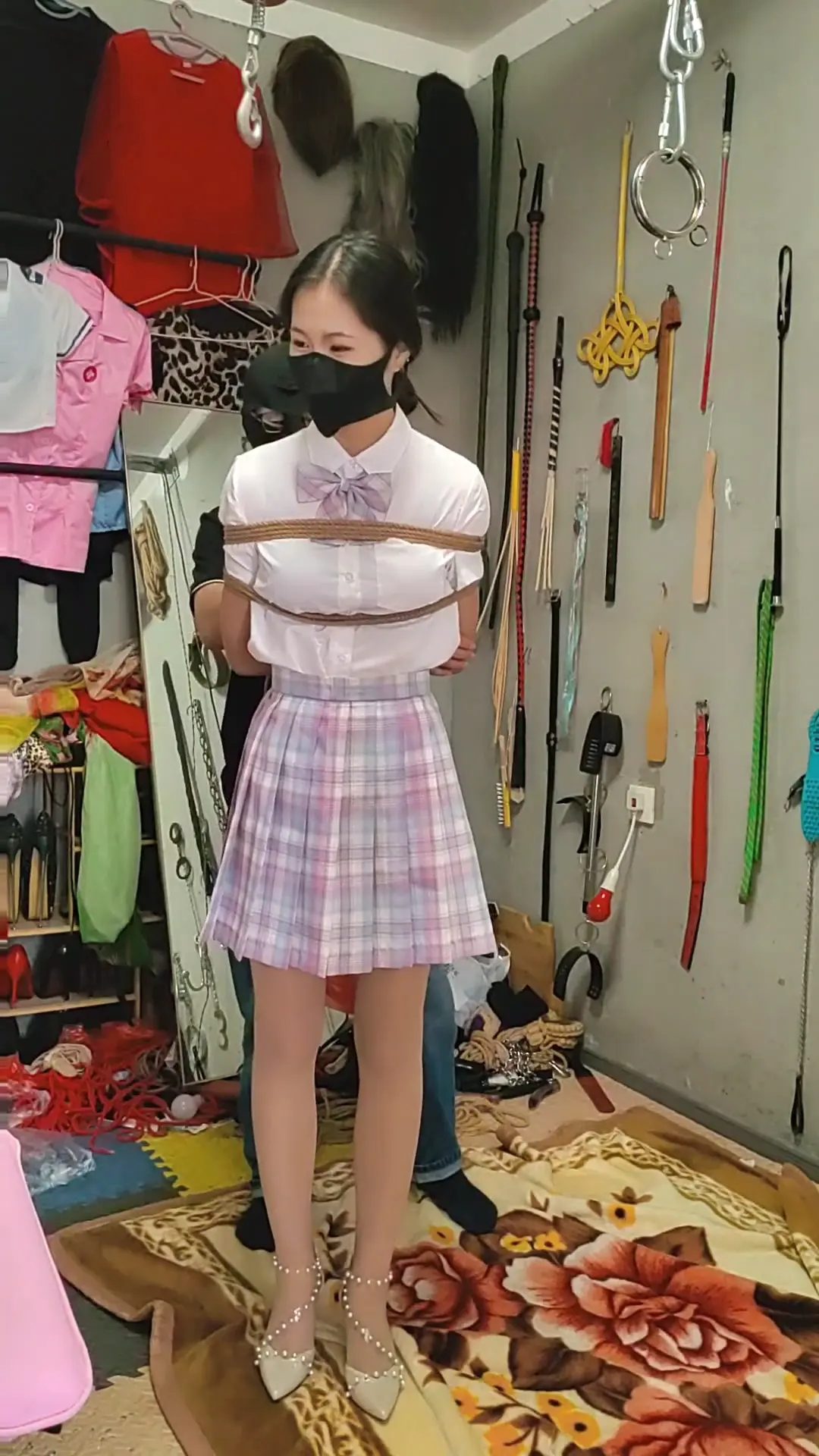 文慧JK肉色丝袜白色高跟，侧面吊起来，诡异的姿势带来诡异的感受-2