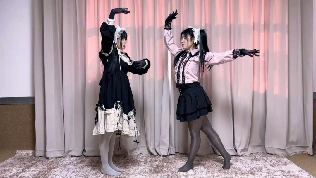 king的饱和式剧情《洋娃娃屋01》超有趣的设定 根据漫画改编 神秘房间进入的美女多会慢慢变成无法动弹的洋娃娃 被人操控无法动弹，只有眼珠乱转。-8