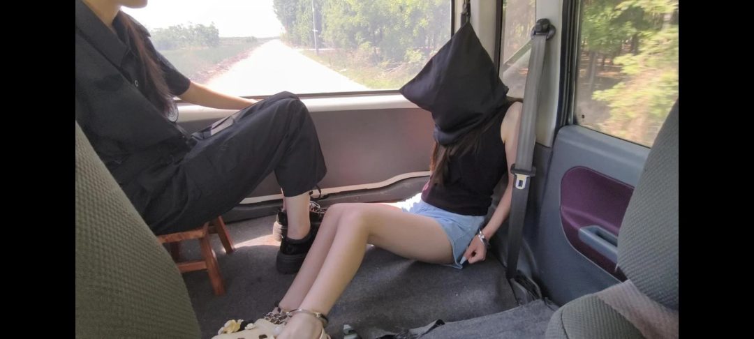 【鑫鑫工作室】新场地模特小涵出演女犯本系列第二部，四女囚系列之女大学生人案，周雨涵因故意s人被捕，户外逃窜被抓捕，户外指认现场，模拟监室新场地真实感飙升-11