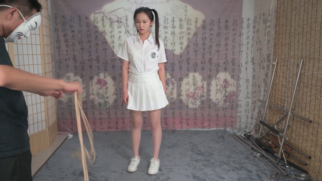 双马尾白丝高挑妹子片足吊电击-1