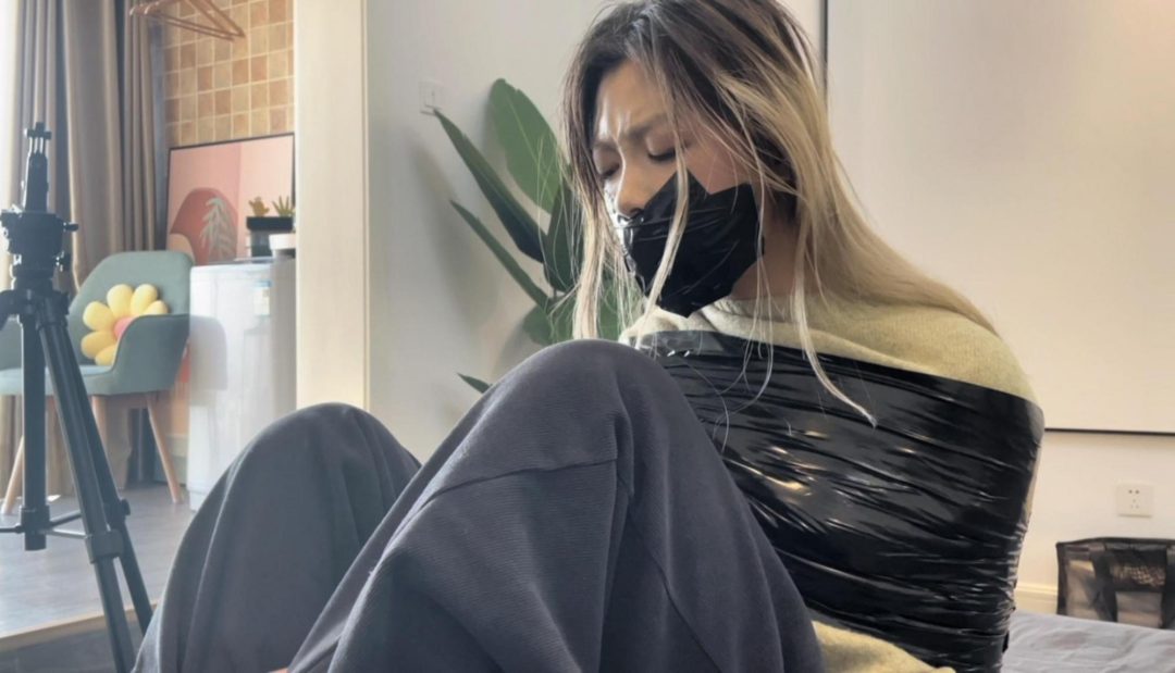 【小晗】小唅的半驷马缚，双手用胶带包起来，怎么解，也解不开嘴巴-7