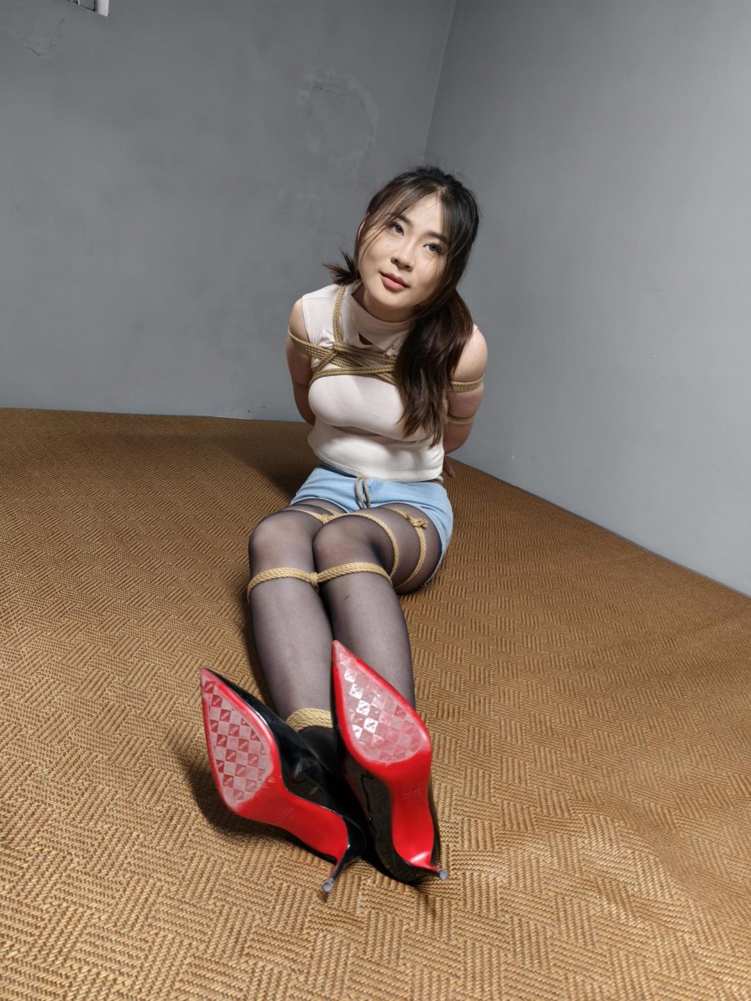 【鑫鑫工作室】依一和姿姿出演，妹妹依一被捆绑，蛇缚，tk,威胁说姐姐会来救她，最后把她关笼子里，结果姐姐来救她结果也被吊腿日式绑起来，各种折磨鞭打。-1