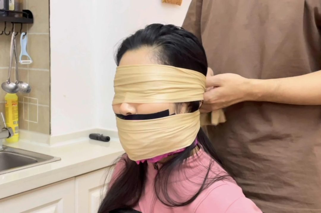 【小橙】椅子上的黑色胶带捆绑，胶带封嘴后，静电胶带再封一层，肉丝蒙眼+蒙嘴，“呜呜呜”的享受~-11