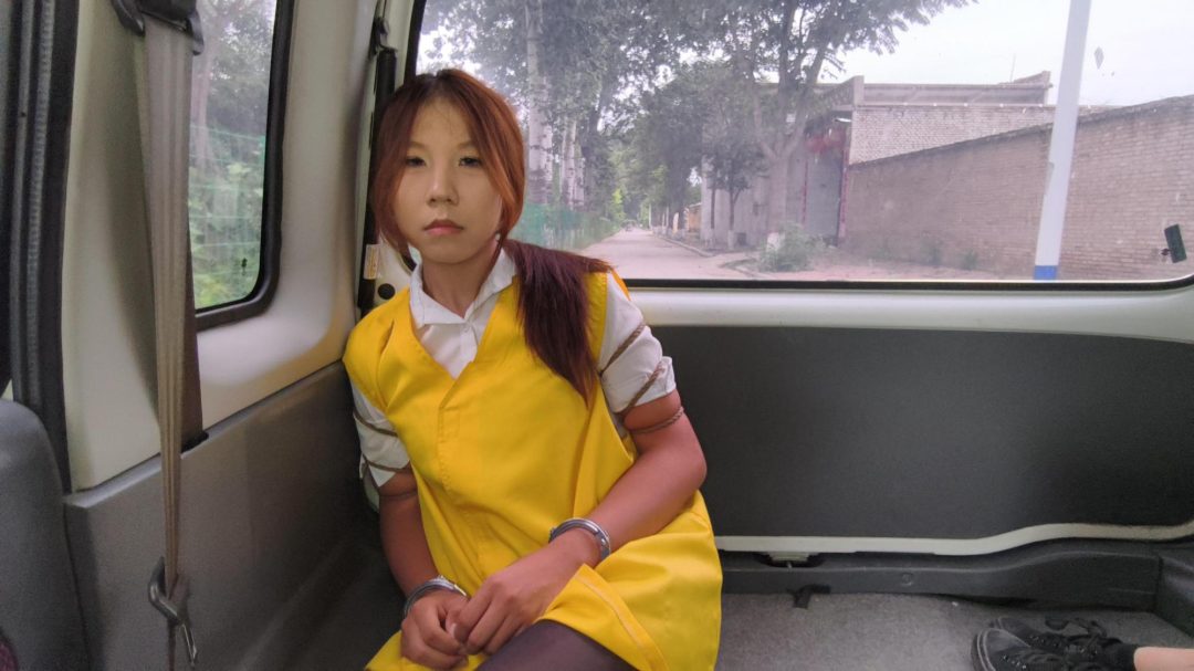 【鑫鑫工作室】女犯因入狱，被带连体镣铐指认现场，押解绑，让其在车上跪着，后被宣判s刑，砸s撩带s铐，被五花大绑执行s刑-6