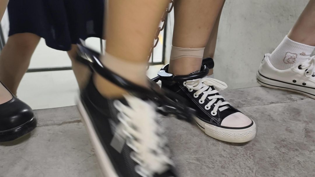 新模特以墨被逮捕，被佩戴连体镣铐，死镣死铐，因杀人被判刑，带20斤镣铐-7