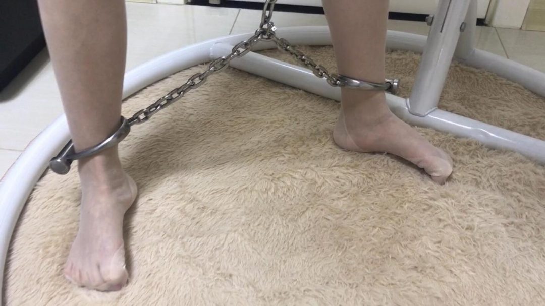 绝望的拘束（马蹄脚铐、复古白丝袜、凉高、长手套，口球、铁链五花驷马、钢枷、半吊~足兆弓单，爽的脚趾都勾起来了！）-6