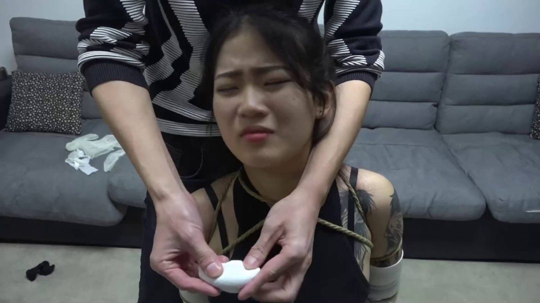 定制漂亮女孩居家驷马 丝袜堵嘴-6