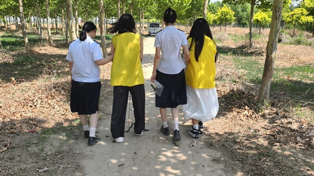 【鑫鑫工作室】新模特小艾云思饰演女贩和s人犯(下），被逮捕后户外指认现场，两人被判s刑带30斤重脚镣，最后在户外二人被q决，五花大绑，押赴刑场-4