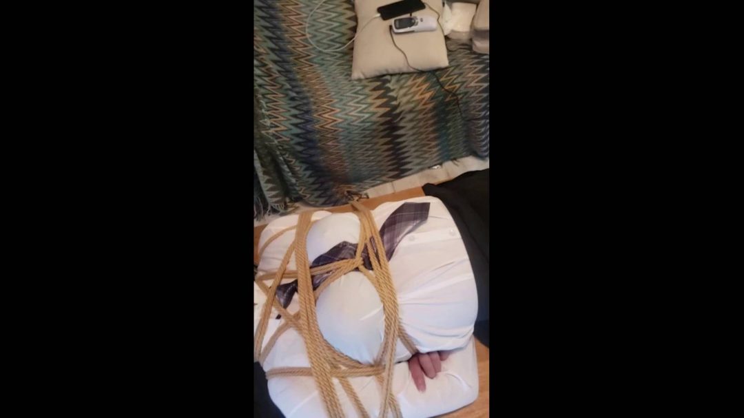 18被主人强制关在柜子里睡一晚，第二天醒来居然还要被绑在茶几上-5