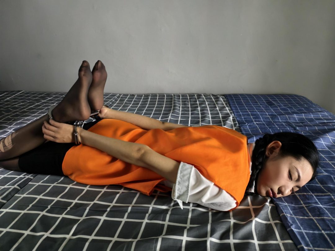 【鑫鑫工作室】新模特沈冰饰演女记者因工作需要（她本身就是女犯爱好者，托关系来监狱体验，被误抓后各种刑讯逼供，吊起来，吊脚，带重镣，驷马铐，关小黑屋-11