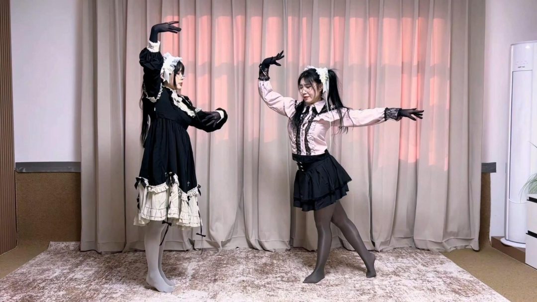 king的饱和式剧情《洋娃娃屋01》超有趣的设定 根据漫画改编 神秘房间进入的美女多会慢慢变成无法动弹的洋娃娃 被人操控无法动弹，只有眼珠乱转。-7