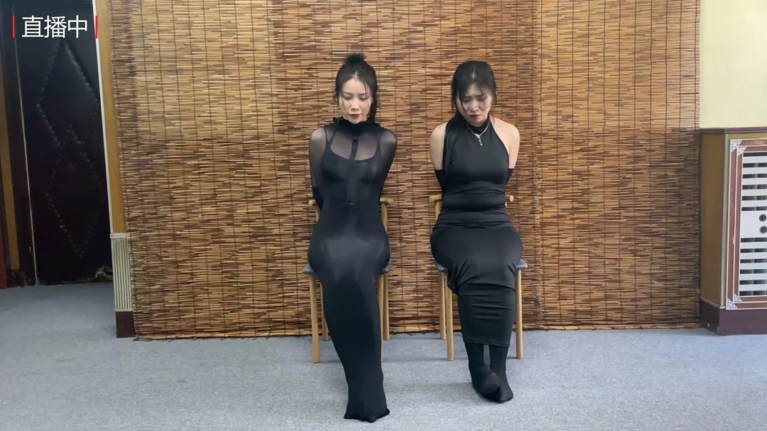 king定拍《紧缚晚礼服 止步拘束裙 下》完美还原漫画拘束 双人美女模特拘束晚礼服 被迫直播介绍身上的服装 吴晗和刘洋强强联手-10