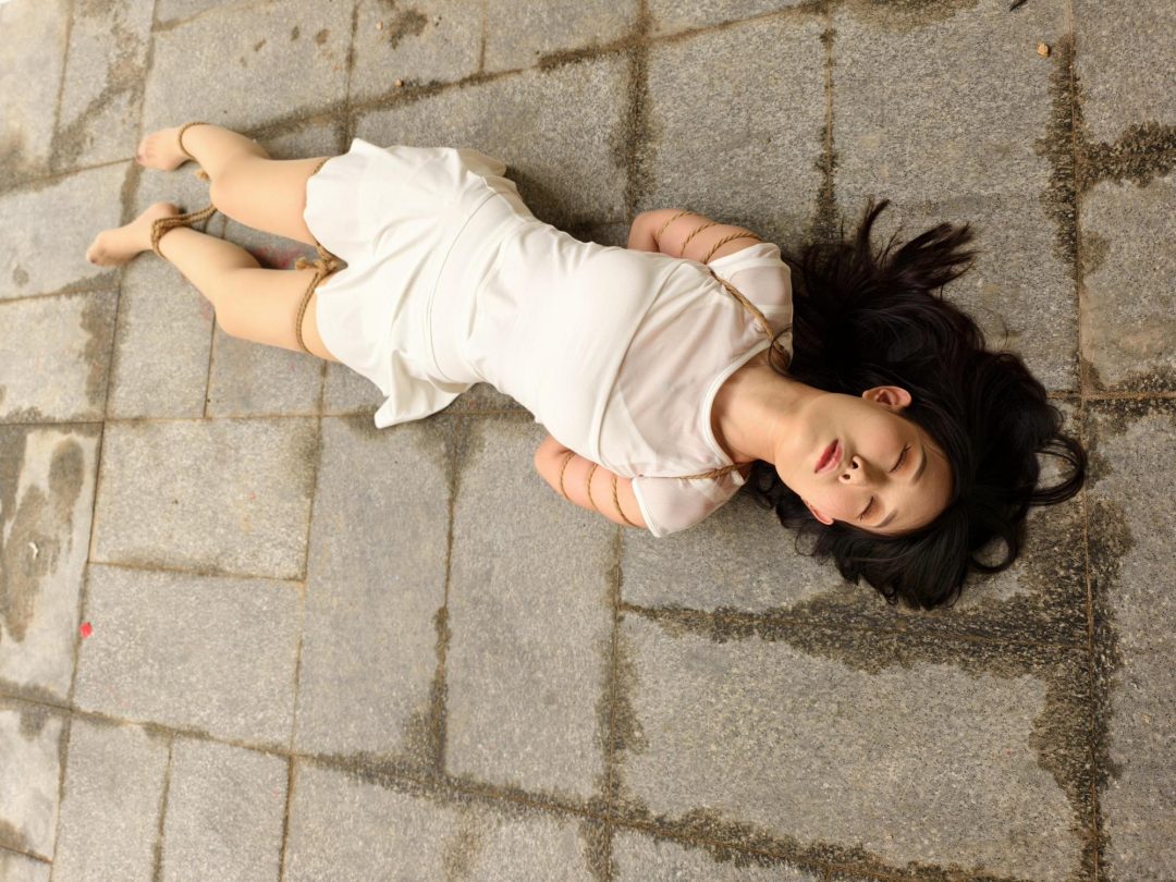 【鑫鑫工作室】周洁因涉嫌一起逮捕，她是一名美容院护士，与一名男顾客发展为男女朋友关系。某天，她给男朋友的老婆做面部护理时，在其美容针中掺了，导致对方。-12