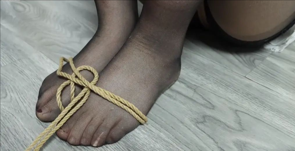 第3游戏king影视剧级定拍《鱿鱼游戏sm版03》恐怖的拼图游戏 每找到一个拼图加一次拘束 最后变成了史上最严密的团缚 性感的黑丝美女变成一团美肉~-7