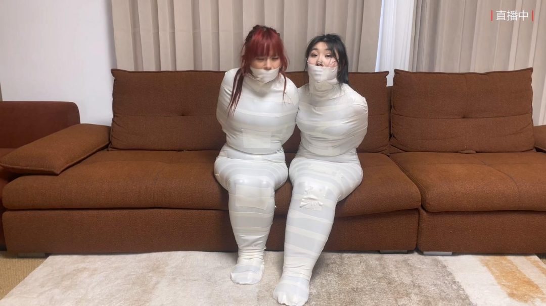 king云雀定拍超人气系列《女奴直播间——丰满木乃伊女奴02》超清画质 吴晗 曼妮 超丰满性感身材 吴晗弄丢女奴 结果自己也被包裹成木乃伊 2个木乃伊蠕动挣扎 打斗 究竟谁会被卖走？全程都有剧情-6