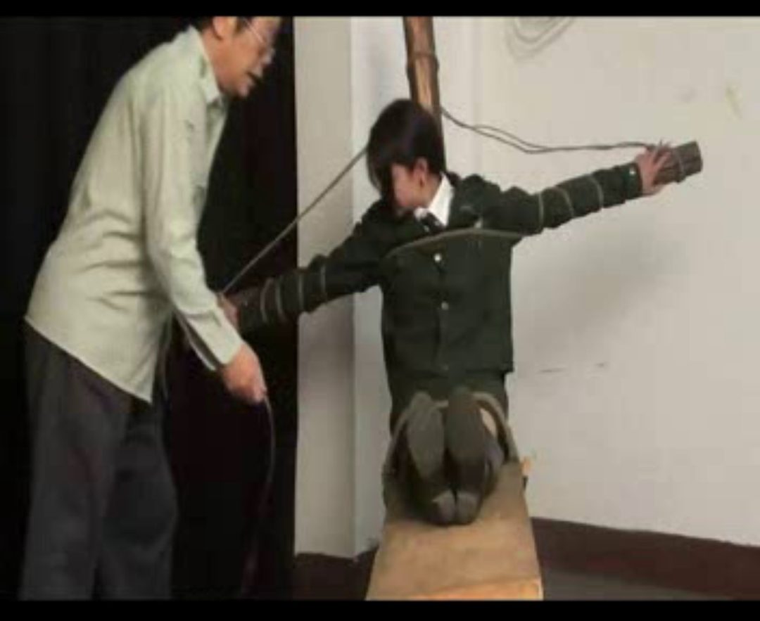 女军官老虎凳受刑-2