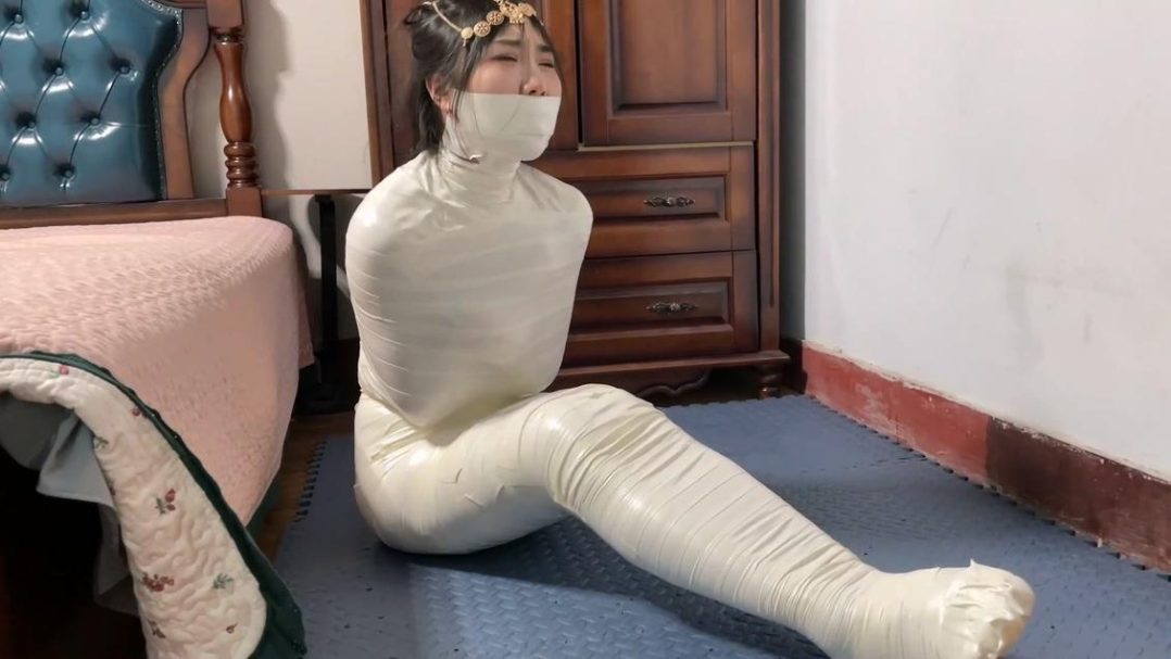 king定拍《美女直播的木乃伊诅咒 下》主播美女被诅咒变成完美的木乃伊 倒霉的美女只能像人茧一样满地蠕动妄图逃走 模特卖力表演挣扎蠕动 全包爱好者不要错过！-6