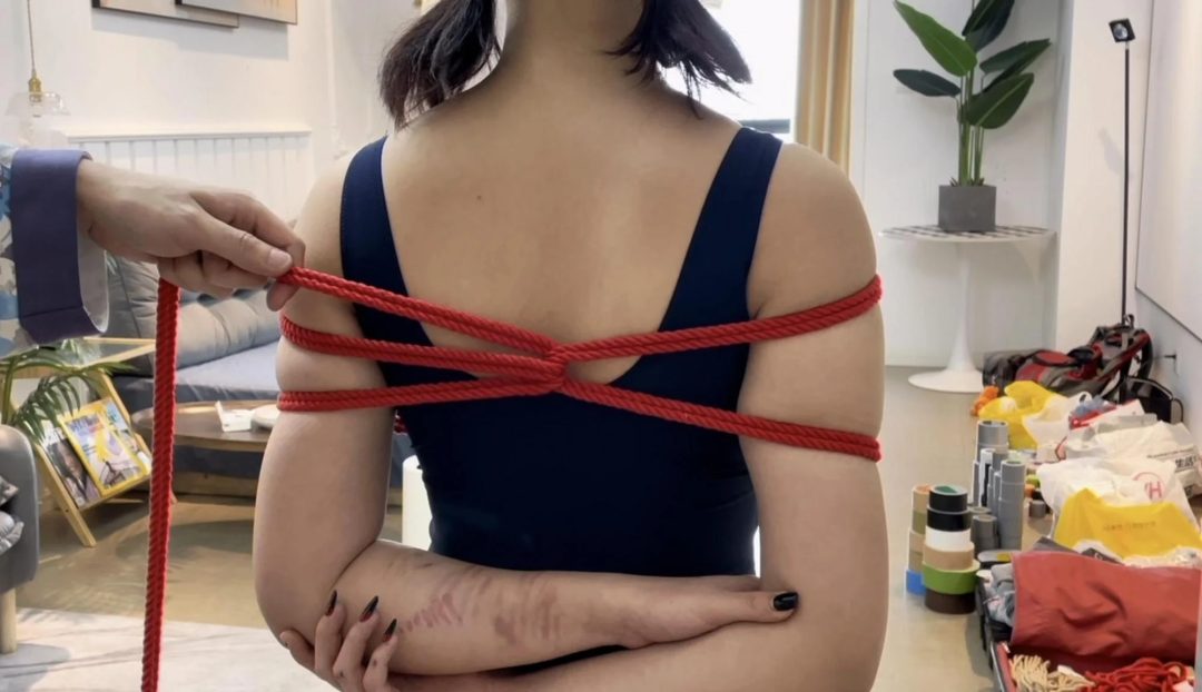 【缚艺录】【小语定拍】按照客户给的图片，做一个绳缚后手的讲解，再胶带的捆绑挣扎-2