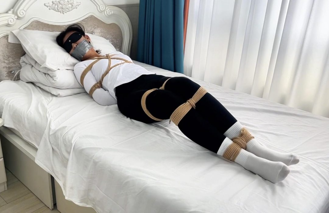 白袜瑜伽裤，与胶带的结合~-4