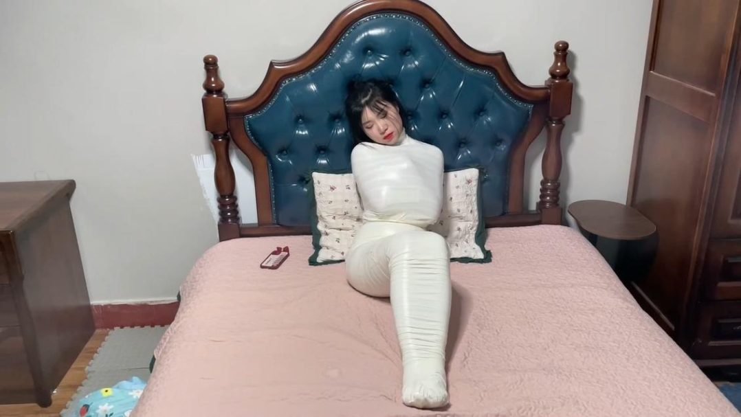king定拍《过于谨慎的小偷 上》入室小偷将熟睡的美女严密包裹 变成了木乃伊 可怜美女户主奋力挣扎 踢踹小偷却被轻易制服玩弄-4
