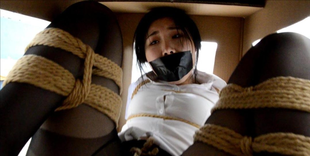 king精品定拍《箱中娘02——黑丝老师》性感成熟老师 强迫自缚 药物玩弄 挠痒挣扎-7