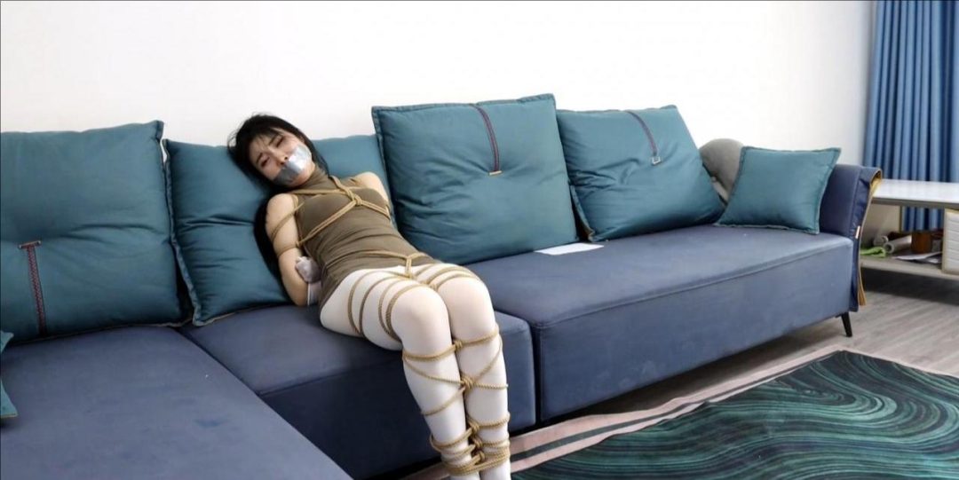 king定拍《挣扎的白丝丽人下》跆拳道美女被拘束捆绑白丝美腿超密集交错捆绑 真实疯狂挣扎 超有演技的吴晗表演-10