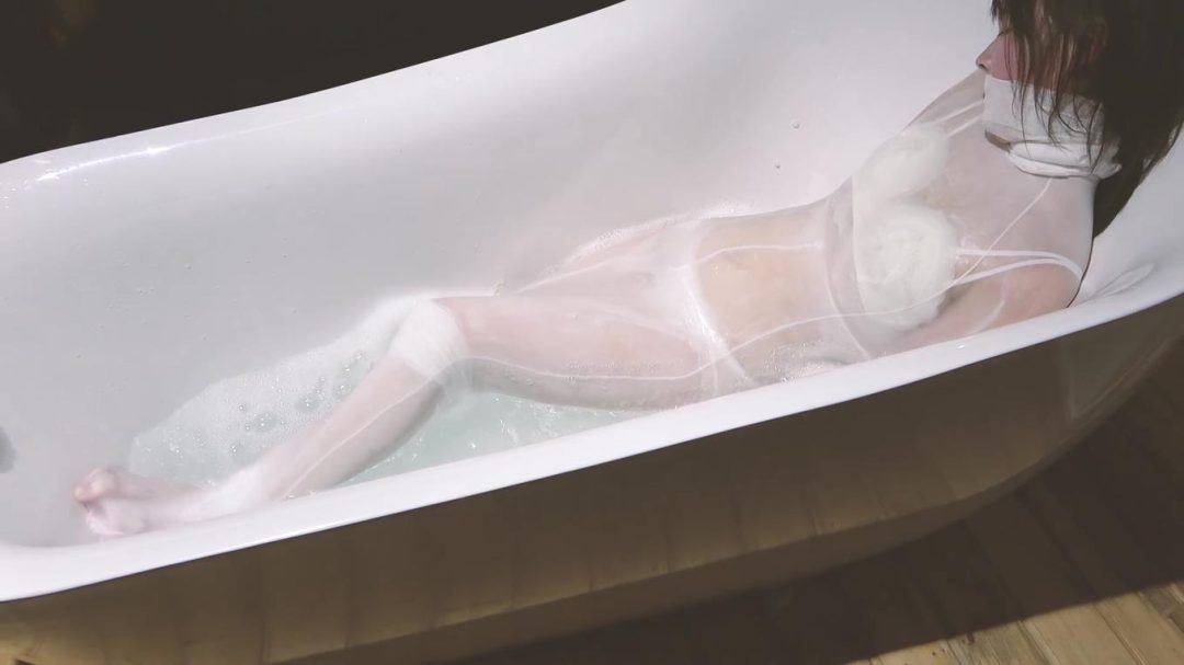 king定拍《性感湿身丝袜合集 下》身材丰满诱人的美女被白丝全包和黑丝全包 被湿身肆意玩弄~-3