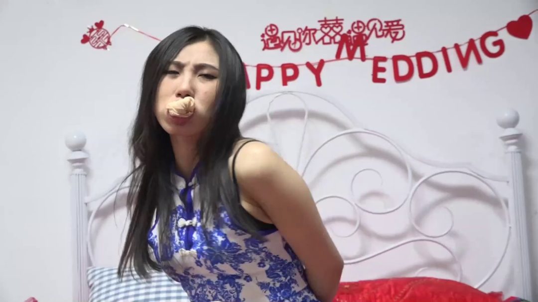 旗袍美女阿琳遭劫逃脱未遂惨遭欧式驷马捆堵封眼-4