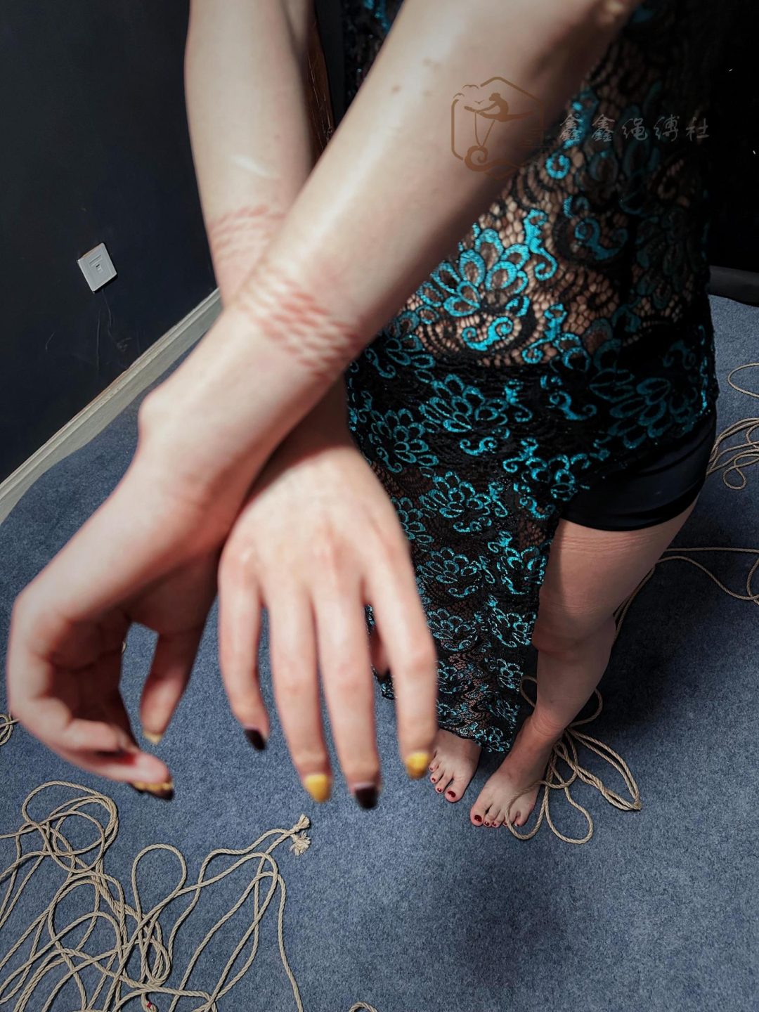 蓉蓉被捆绑口球、口枷、缚腿吊，股绳缠绕，长腿美脚一览无余。-3