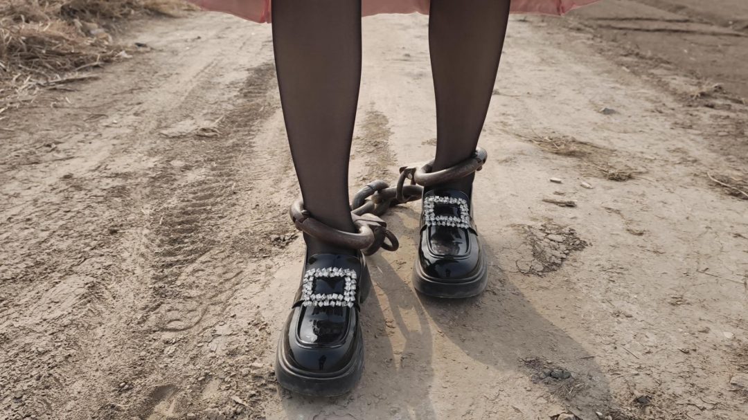 【鑫鑫工作室】小主播露出～遇见 根据女主播做任务露出被发现素材改编。 在某魔王台真播的小主播接各种任务挑战，榜一大哥刷礼物下达任务让戴手铐，脚镣，口球，做户外露出任务-3