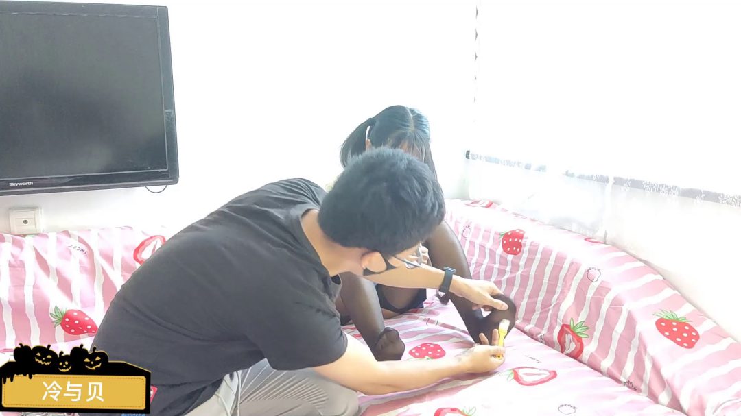 黑丝jk美少女 手颈枷+镣铐拘束tk挠痒-4