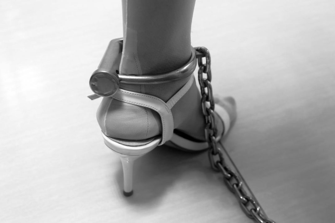 绝望的拘束（马蹄脚铐、复古白丝袜、凉高、长手套，口球、铁链五花驷马、钢枷、半吊~足兆弓单，爽的脚趾都勾起来了！）-8