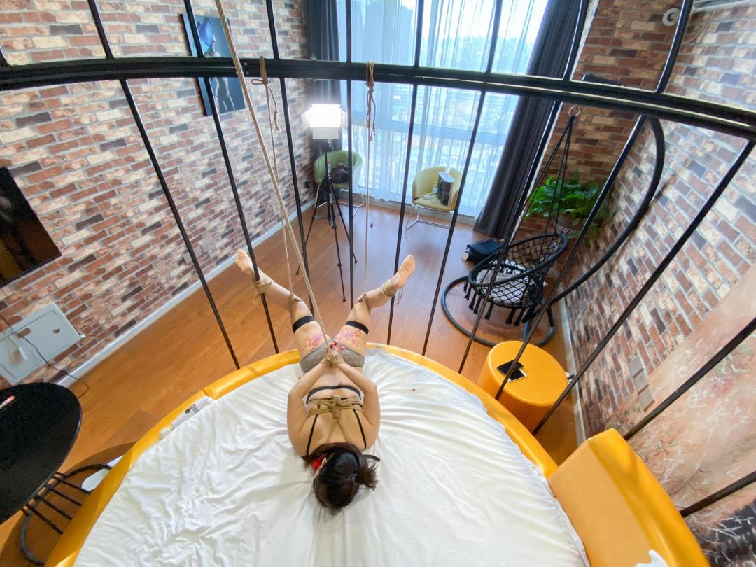 《朵朵的烧烤之旅》|丝袜|滴蜡|强制|鞭打| 一个乱绑的姿势 绑完之后非常棒-5