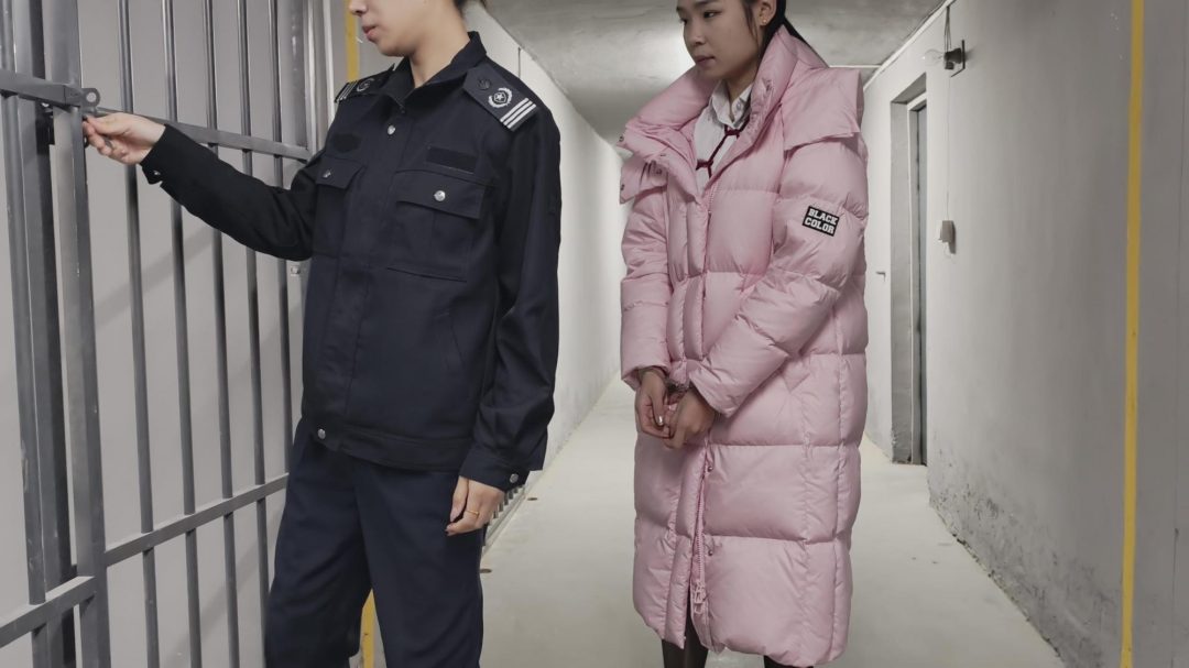 【鑫鑫工作室】小主播露出～遇见 根据女主播做任务露出被发现素材改编。 在某魔王台真播的小主播接各种任务挑战，榜一大哥刷礼物下达任务让戴手铐，脚镣，口球，做户外露出任务-5